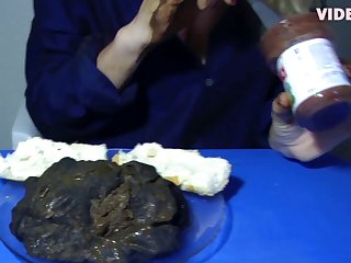 她需要停下来因为感觉太危险了这匹马正在享受自己操着又一个洞来挖他的鸡巴。