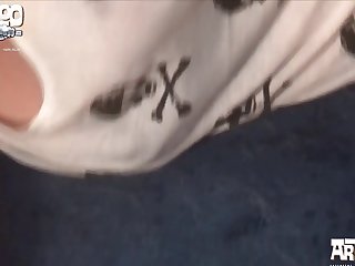 狗发出一点沮丧的呜咽声，熟女说