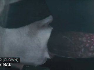 كانت منجذبة بشكل لا يصدق إلى المسك من هذا الحصان وما كانت تفعله به. م ة أخ ى كانت